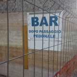 Un negoziante corre ai ripari inserendo un'indicazione del suo bar sull'impalcatura